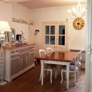 House At The Foot Of The Castle Of Hébergement de vacances